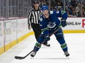 Le défenseur des Canucks Kyle Burroughs en action dans la LNH contre le Wild du Minnesota lors d'un match du 29 octobre 2021 au Rogers Arena.