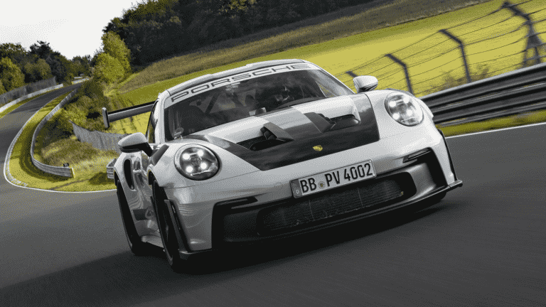 La Porsche 911 GT3 RS Weissach Pack 2023 établit un temps au tour venteux sur le Nürburgring