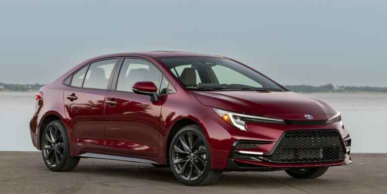 La Toyota Corolla hybride 2023 coûte moins cher, perd le MPG pour la puissance