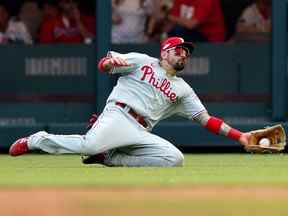 Nick Castellanos des Phillies de Philadelphie attrape William Contreras des Braves d'Atlanta lors de la neuvième manche du premier match de la série de la division de la Ligue nationale à Truist Park le 11 octobre 2022 à Atlanta, en Géorgie.