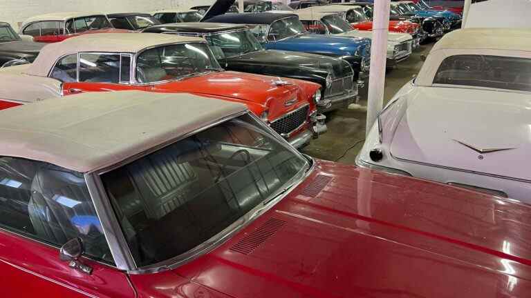 La découverte de la caserne de pompiers : une collection de voitures massive de 70 ans en devenir !