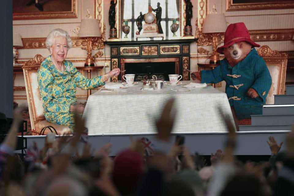 Sa Majesté est apparue dans un sketch avec le personnage des enfants bien-aimés lors des célébrations du jubilé de platine plus tôt cette année.  (Getty Images)