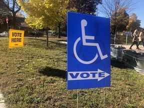 Un bureau de vote municipal à Toronto le lundi 24 octobre 2022.