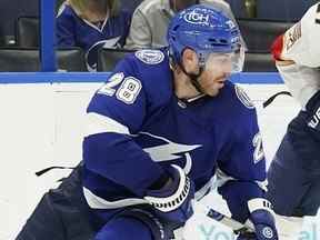 Le défenseur du Lightning de Tampa Bay Ian Cole (28 ans) lors de la troisième période d'un match de hockey pré-saison de la LNH le samedi 8 octobre 2022 à Tampa, en Floride.