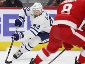 L'ailier gauche des Maple Leafs Kyle Clifford (43 ans) patine avec la rondelle en première période contre les Red Wings de Detroit au Little Caesars Arena vendredi soir.