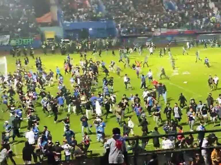 La police indonésienne affirme que 127 personnes ont été tuées après une bousculade lors d’un match de football