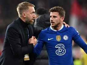 L'entraîneur-chef anglais de Chelsea, Graham Potter (L), réagit avec le milieu de terrain anglais de Chelsea, Mason Mount, à la fin du match de football du groupe E de l'UEFA Champions League entre le RB Salzburg et le Chelsea FC à Salzbourg, en Autriche, le 25 octobre 2022.