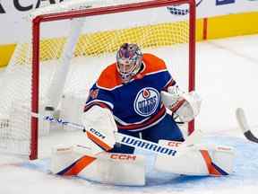 Le gardien de but des Oilers d'Edmonton Stuart Skinner (74 ans) effectue un arrêt contre les Jets de Winnipeg lors de la première période de pré-saison de la LNH le dimanche 25 septembre 2022 à Edmonton.  Greg Southam-Postmedia