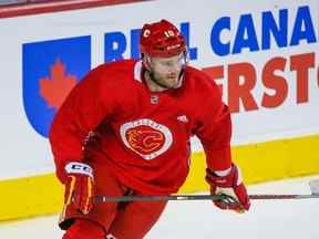 L'attaquant Jonathan Huberdeau patine pendant l'entraînement au Scotiabank Saddledome en vue de ses débuts en saison régulière avec les Flames de Calgary.