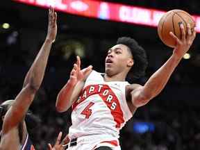 L'attaquant des Raptors Scottie Barnes (4) se dirige vers le panier contre les 76ers de Philadelphie en seconde période lors du sixième match du premier tour des éliminatoires de la NBA 2022 à la Scotiabank Arena.