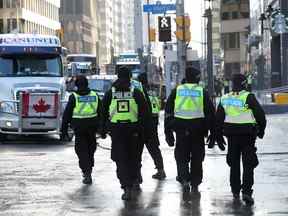 La police patrouille le blocus du Freedom Convoy d'Ottawa le jour 11 de la manifestation.