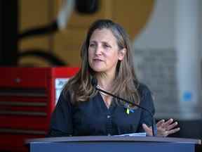 La vice-première ministre Chrystia Freeland s'exprimant lors d'une conférence de presse à Bison Transport à Calgary.