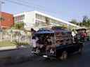 Un autobus local passe devant l'ambassade du Canada à Port-au-Prince Haïti.  