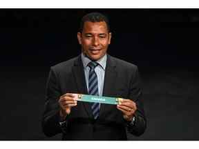 L'ancien joueur brésilien Gilberto Silva affiche le pays Canada lors de la cérémonie de tirage au sort de la Coupe du monde féminine de football Australie-Nouvelle-Zélande 2023 au Aotea Center d'Auckland le 22 octobre 2022. (Photo de WILLIAM WEST / AFP)