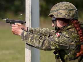 Le sergent Tatyana Danylyshyn participe à la concentration sur les armes légères des Forces armées canadiennes de 2012 au champ de tir Connaught, à Ottawa.