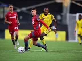 Le milieu de terrain du Toronto FC II Themi Antonoglou est en action le dimanche 2 octobre 2022 contre Columbus Crew II lors de la finale de la MLS Next Pro Eastern Conference.  Antonoglou a marqué deux fois dans une cause perdue alors que le TFC 2 s'est incliné 4-3 après prolongation.