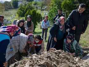 Une femme réagit lors d'une cérémonie funéraire à Selcuk Ayvaz de mineurs décédés après une explosion dans une mine de charbon à Amasra, dans la province de Bartin, en Turquie, le 15 octobre 2022.