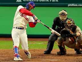 Bryce Harper des Phillies de Philadelphie frappe un circuit de deux points contre les Padres de San Diego lors du cinquième match de la série de championnats de la Ligue nationale au Citizens Bank Park le 23 octobre 2022.