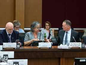 Le sénateur Vern White, le sénateur Frances Lankin et David McGunity, président de la Sécurité nationale, comparaissent devant le Comité sénatorial de la sécurité nationale à Ottawa en juin 2019.