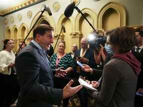 Le ministre de la Sécurité publique Marco Mendicino arrive à une réunion du cabinet sur la colline du Parlement à Ottawa le jeudi 6 octobre 2022.