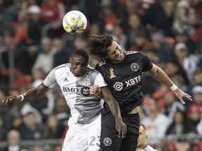 30 sept. 2022 ;  Toronto, Ontario, CAN ;  L'attaquant de l'Inter Miami Leonardo Campana (9) saute pour le ballon avec le défenseur du Toronto FC Chris Mavinga (23) au cours de la première mi-temps au BMO Field.