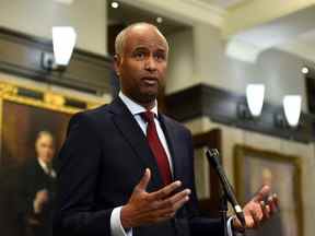 Le ministre du Logement et de la Diversité et de l'Inclusion, Ahmed Hussen, prend la parole lors d'une conférence de presse dans le foyer de la Chambre des communes à Ottawa le 6 juin.