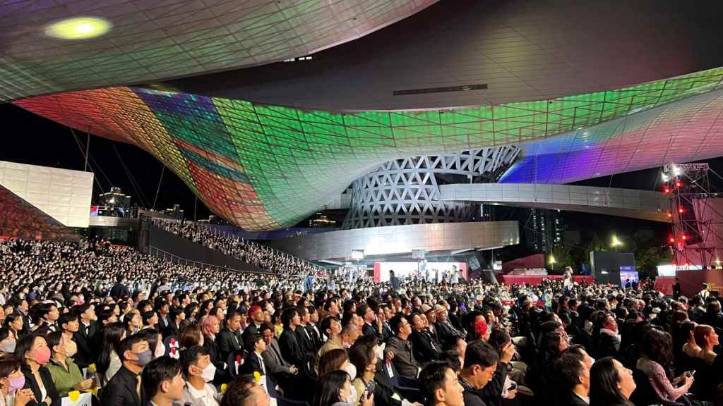 Le festival du film de Busan bénéficie d'une ouverture chaleureuse après une interruption de deux ans, les turbulences de l'industrie doivent être lues en priorité
	
	
