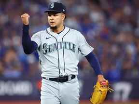 Luis Castillo # 21 des Mariners de Seattle réagit à la fin de la sixième manche lors du premier match de la série AL Wild Card contre les Blue Jays de Toronto au Rogers Centre.