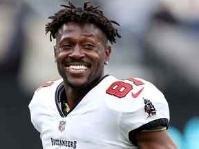 Antonio Brown des Buccaneers de Tampa Bay s'échauffe avant le match contre les Jets de New York au MetLife Stadium le 02 janvier 2022 à East Rutherford, New Jersey.