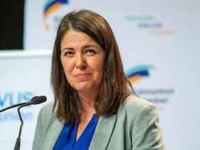 La première ministre Danielle Smith prend la parole lors du déjeuner de la Chambre de commerce d'Edmonton le jeudi 20 octobre 2022 au Centre des congrès d'Edmonton.