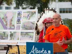 Sur le podium se trouve le sculpteur sur pierre de la nation crie de Saddle Lake, Stewart Steinhauer. Il sculpte le monument qui sera la pièce maîtresse du jardin de la réconciliation sur le terrain de l'Assemblée législative de l'Alberta, un lieu de réflexion et de guérison. le 30 septembre 2022 lors de la Journée nationale de la vérité et Réconciliation.  Shaughn Butts-Postmedia