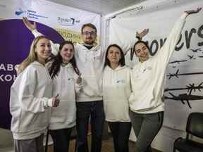 Les membres du personnel du Center for Civil Liberty posent pour une photo et célèbrent dans leur bureau après avoir reçu le prix Nobel de la paix 2022, avec le défenseur des droits humains Ales Bialiatski de Biélorussie et l'organisation russe de défense des droits humains Memorial, le vendredi 7 octobre. 2022 à Kyiv, Ukraine.