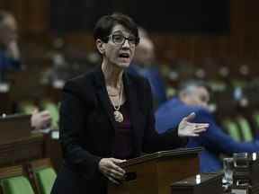 Le député conservateur Kelly Block se lève pendant la période des questions à la Chambre des communes sur la Colline du Parlement à Ottawa le jeudi 10 juin 2021.