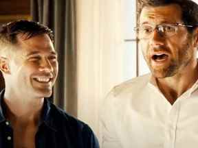 Luke Macfarlane et Billy Eichner dans la scène de Bros.