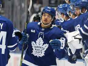 Nick Robertson des Maple Leafs de Toronto célèbre un but contre les Canadiens de Montréal lors d'un match de pré-saison de la LNH au Scotiabank Arena le 28 septembre 2022 à Toronto, Ontario, Canada.