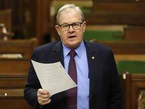 Le ministre des Anciens Combattants et ministre associé de la Défense nationale, Lawrence MacAulay, se lève pendant la période des questions à la Chambre des communes sur la Colline du Parlement à Ottawa, le vendredi 25 mars 2022. Un syndicat représentant des milliers d'employés d'Anciens Combattants Canada demande au premier ministre Justin Trudeau de remplacer MacAulay. LA PRESSE CANADIENNE/ Patrick Doyle