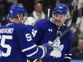 Auston Matthews (34 ans) des Maple Leafs célèbre son but contre les Capitals de Washington avec son coéquipier Mark Giordano (55 ans) lors d'un match de troisième période à Toronto le jeudi 13 octobre 2022.