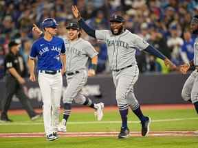 Le lanceur de relève des Mariners Diego Castillo (63 ans) célèbre la victoire de Seattle sur les Blue Jays de Toronto lors du deuxième match de leur série de jokers samedi au Rogers Centre.  Les Mariners avancent pour affronter Houston.