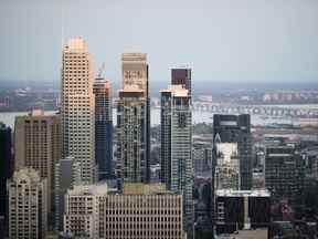 Bâtiments commerciaux et résidentiels dans l'horizon de la ville de Montréal, au Québec.