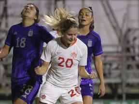 La Canadienne Cloe Lacasse, au centre, célèbre après avoir marqué le deuxième but de son équipe lors d'un match international amical de soccer féminin entre le Canada et l'Argentine à Sanlucar de Barrameda, en Espagne, le jeudi 6 octobre 2022.