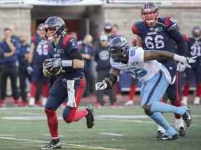 Le quart-arrière des Alouettes Trevor Harris (7) court pour des verges lors de la première mi-temps de l'action de football de la LCF contre les Argonauts de Toronto à Montréal le samedi 22 octobre 2022.