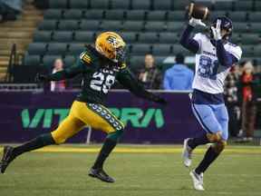 Tommy Nield des Argonauts attrape une passe sous le regard de Jamie Harry des Elks d'Edmonton lors de la deuxième mi-temps de l'action de football de la LCF à Edmonton, le samedi 15 octobre 2022.