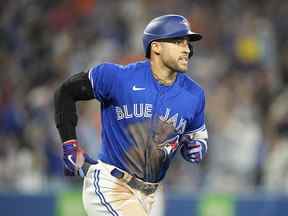 30 sept. 2022 ;  Toronto, Ontario, CAN ;  Le voltigeur du centre des Blue Jays de Toronto, George Springer (4), fait le tour des bases après avoir réussi un circuit de trois points contre les Red Sox de Boston lors de la sixième manche au Rogers Centre.