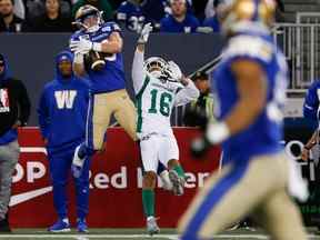 Dalton Schoen (83) des Blue Bombers de Winnipeg attrape une passe de touché alors que Amari Henderson (16) des Roughriders de la Saskatchewan défend lors de la deuxième mi-temps de la LCF à Winnipeg le vendredi 30 septembre 2022.