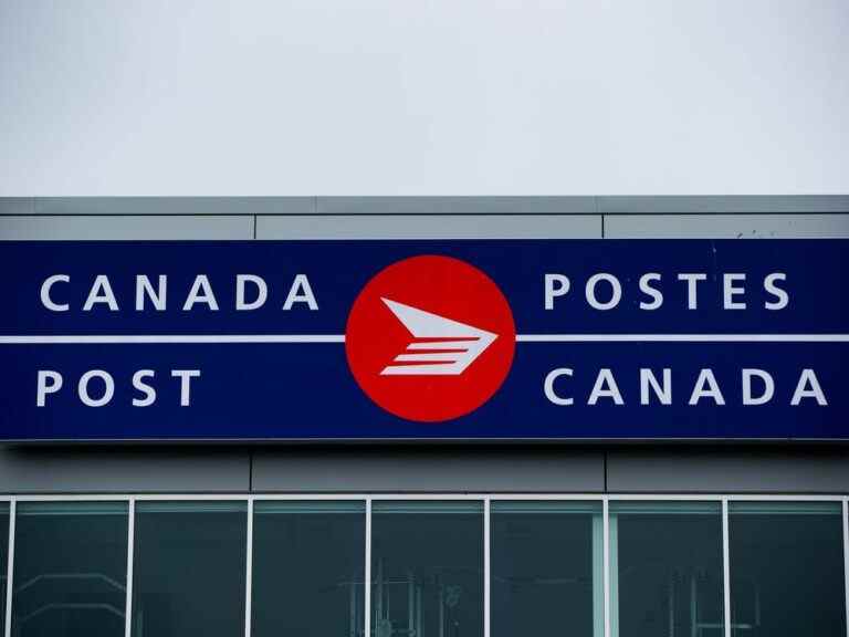 Les Canadiens peuvent désormais obtenir un prêt de 1 000 $ ou plus ainsi que des timbres à leur bureau de poste local