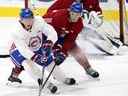 Owen Beck, en bas, et Joshua Roy, lors du camp de perfectionnement des Canadiens de Montréal au Complexe sportif Bell de Brossard le 11 juillet 2022.