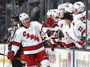 Ethan Bear # 25 des Hurricanes de la Caroline célèbre sur le banc après avoir marqué un but lors de la première période d'un match contre les Ducks d'Anaheim au Honda Center le 18 novembre 2021 à Anaheim, en Californie.