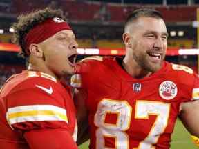 Le quart-arrière des Chiefs Patrick Mahomes, à gauche, et l'ailier rapproché Travis Kelce, à droite, célèbrent après avoir vaincu les Raiders 30-29 au Arrowhead Stadium de Kansas City, Mo., le lundi 10 octobre 2022.