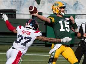 Le 1er octobre 2022, le quart-arrière Taylor Cornelius (15 ans) récupère le ballon alors qu'il est frappé par Wesley Sutton (37 ans) alors que les Elks d'Edmonton et les Alouttes de Montréal jouent au stade Commonwealth d'Edmonton.  BRUCE EDWARDS/Journal d'Edmonton