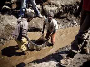 Des enfants lavent du cuivre dans une mine en République démocratique du Congo, en 2010.